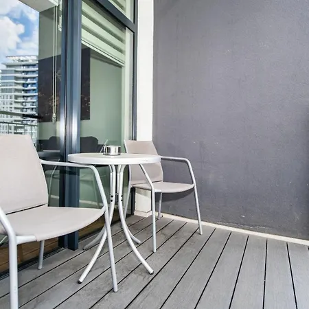 Stylish In Waterfront Apartment *